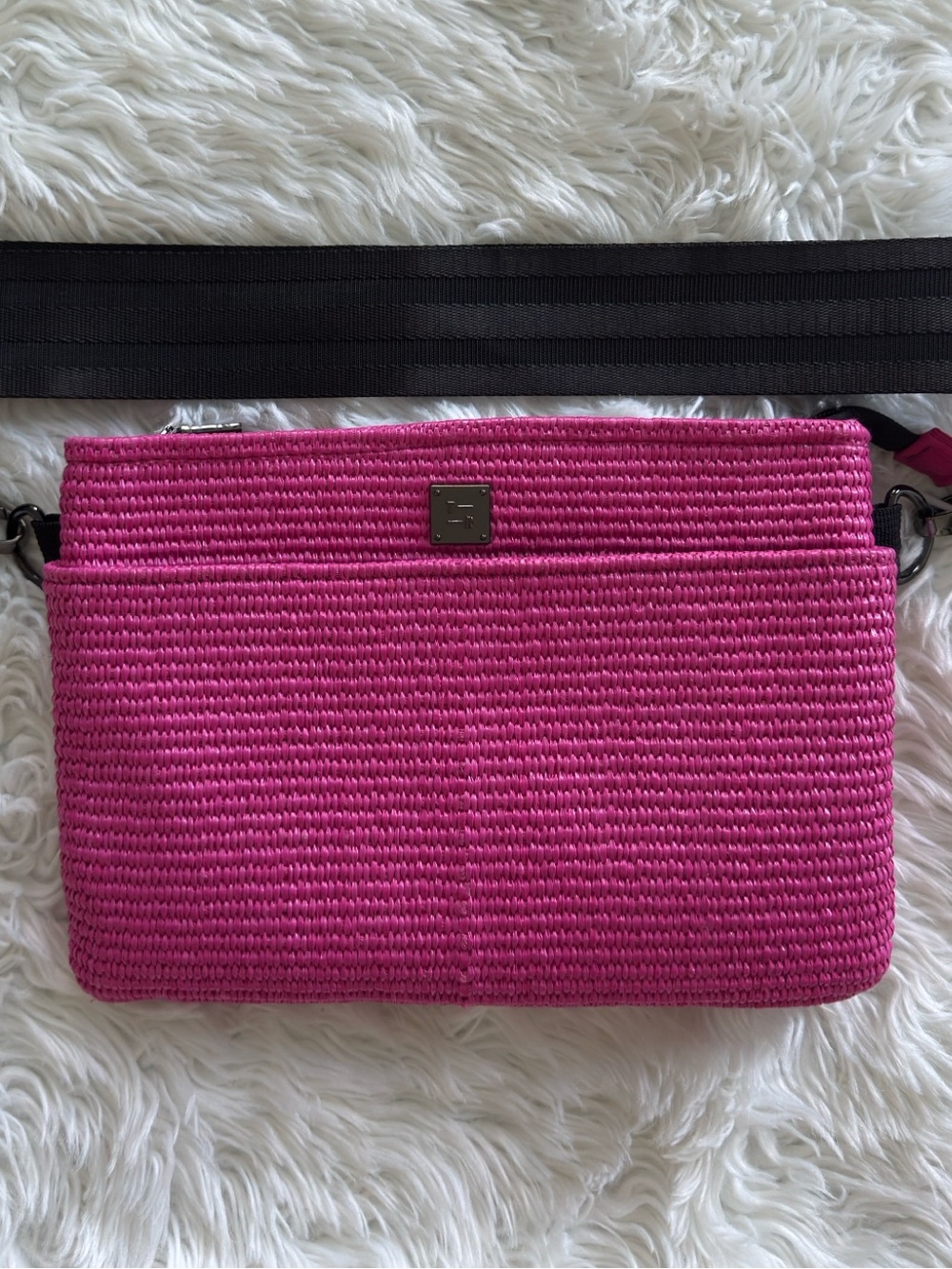 Think Royln Crossbody Raffia Fuschia